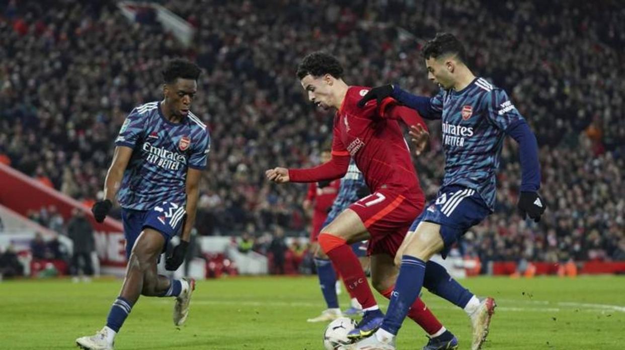 这也行？费德勒在利物浦比赛中战术调整集结日阿森纳调整名单以备欧冠，赛前曼城门线救险——中超节点到来