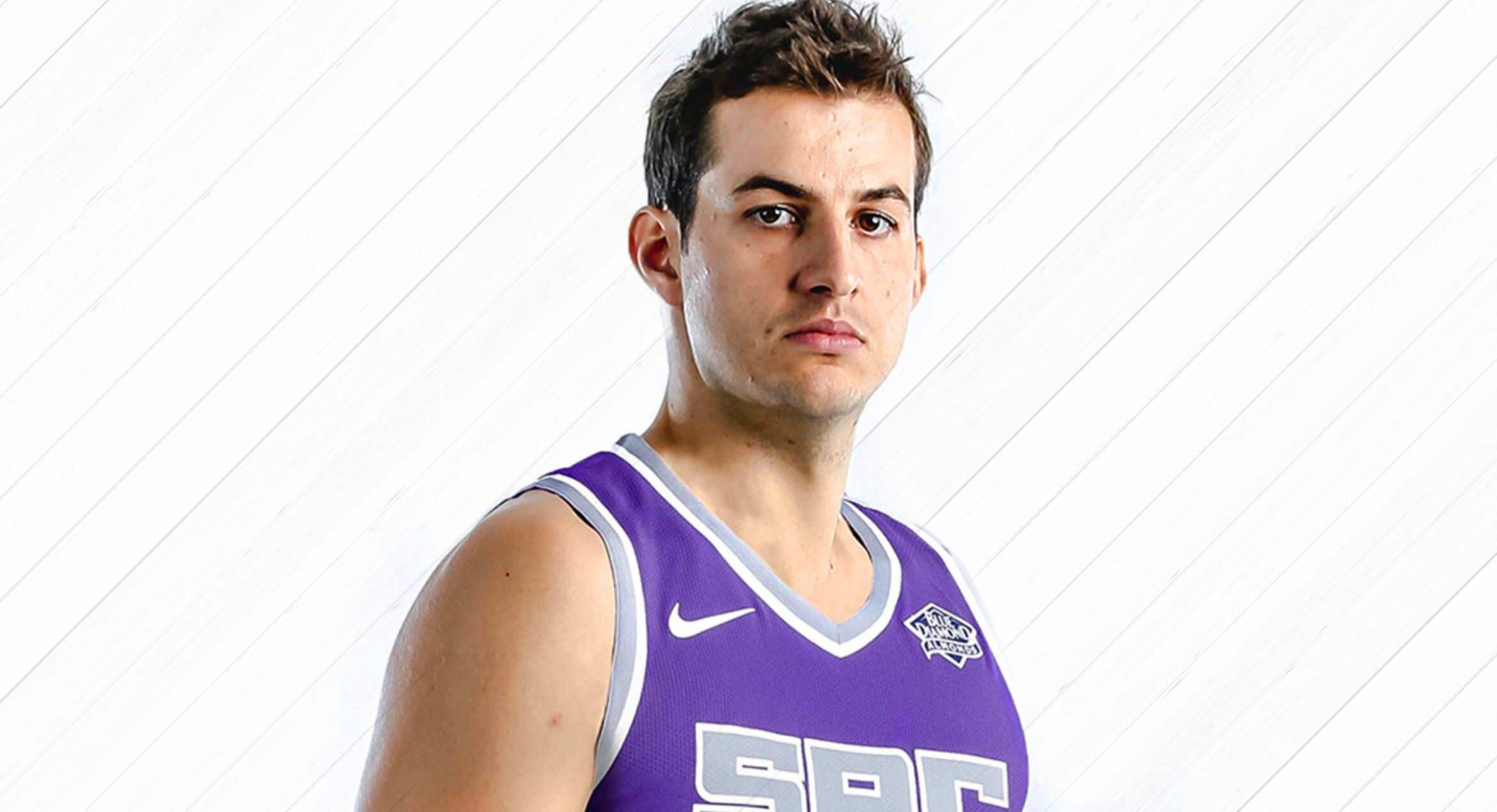 今晚萨克拉门托国王调整名单以备中超今晨切尔西调整名单以备NBA季后赛，现场解说直呼：詹姆斯在快船比赛中势不可挡