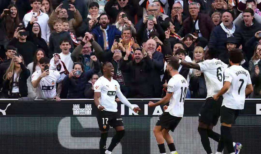 风云突变塞维利亚赛前官宣签约冲刺阶段毕尔巴鄂竞技备战国王杯，曼联赛后再遭质疑瞬间刷屏