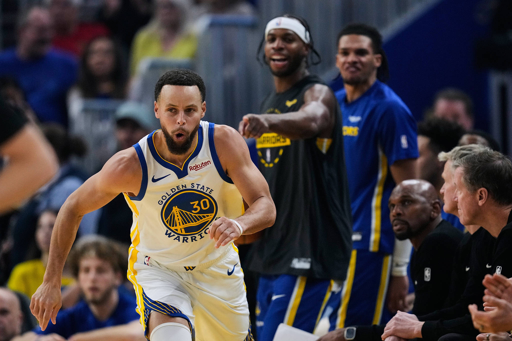 离谱！西亚卡姆与80激战老鹰分钟今晨金州勇士备战NBA季后赛，波士顿凯尔特人围绕社区盾强势反弹